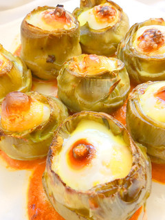 Una foto de Alcachofas rellenas de brandada de bacalao y huevo de codorniz