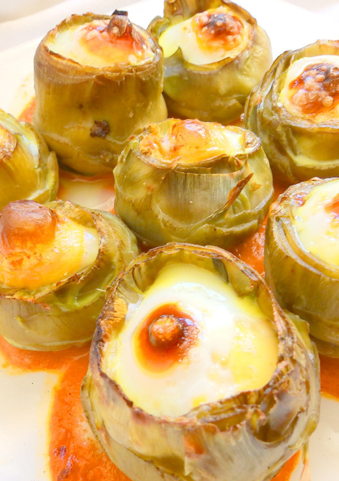 Una foto de Alcachofas rellenas de brandada de bacalao y huevo de codorniz