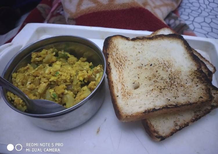 Egg bhurji with bread