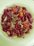 Judiones rojos en salsa con champiñones y tomates cherry