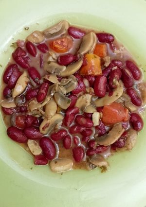 Una foto de Judiones rojos en salsa con champiñones y tomates cherry