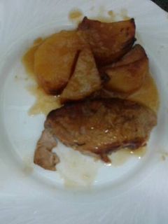 Una foto de Lomo de cerdo con salsa de manzana y cebolla