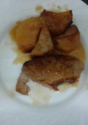 Una foto de Lomo de cerdo con salsa de manzana y cebolla