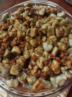 Una foto de Ñoquis de papa y rúcula con salsa Boloñesa 🥔🌿