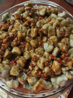 Una foto de Ñoquis de papa y rúcula con salsa Boloñesa 🥔🌿