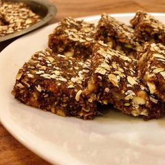 A picture of Dates and oats burfi.