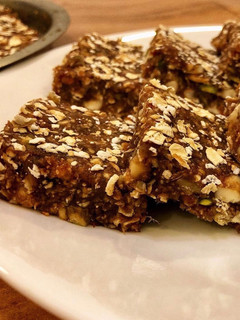 A picture of Dates and oats burfi.