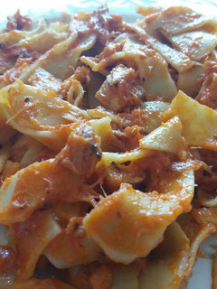 Una foto de Tagliatelle de espinacas con atún en tomate🐟🍅