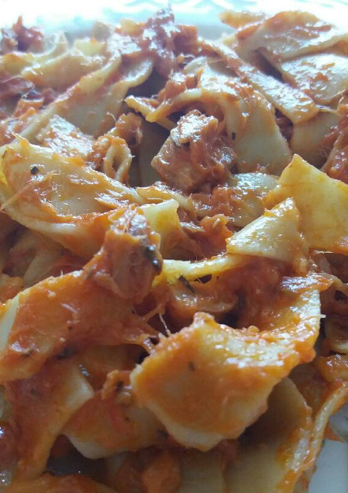 Una foto de Tagliatelle de espinacas con atún en tomate🐟🍅
