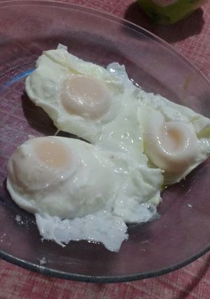 Una foto de Huevos estrellados en el agua para el desayuno