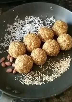 A picture of Seaseme peanut quick ladoo.