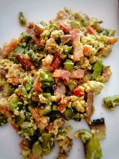 Una foto de Revuelto de ajetes y espárragos con bacon