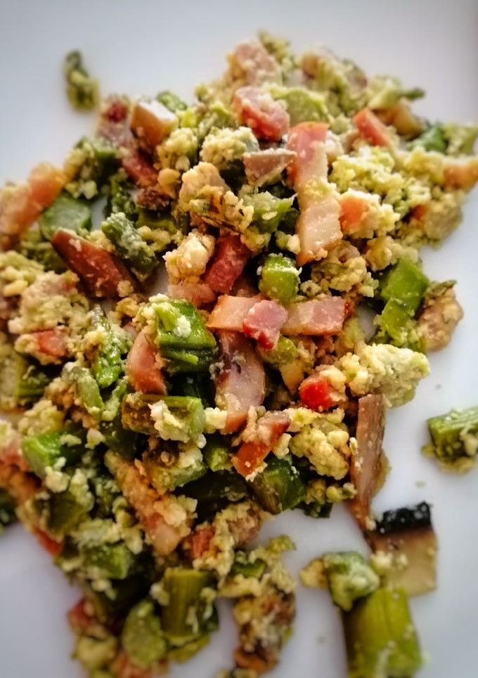 Una foto de Revuelto de ajetes y espárragos con bacon