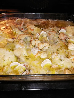 Una foto de Merluza al horno con gambas y almejas