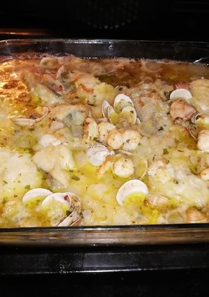 Una foto de Merluza al horno con gambas y almejas