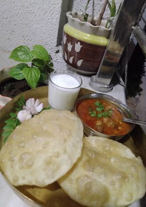 છોલે ભટુરે (chole bhutre recipe in gujarati) રેસીપી મુખ્ય ફોટો
