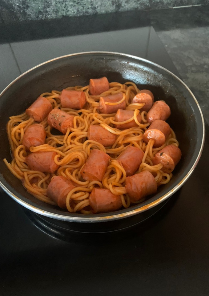 Una foto de Espaguetis con salchichas
