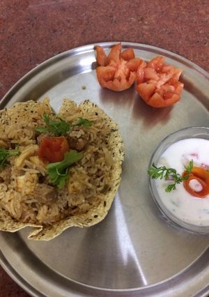 A picture of Mix veg pulao with Raita.