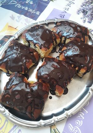 O poză a rețetei Plăcinte cu urdă decorate cu glazură de ciocolată.