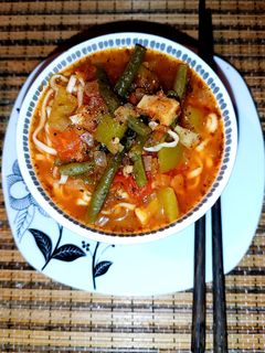 Φωτογραφία της συνταγής Spicy noodle soup με φασολάκια και πιπεριά