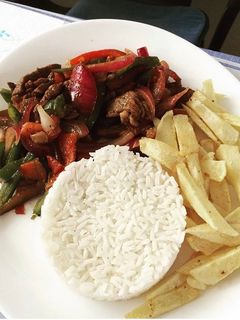 Una foto de Lomo saltado Peruano
