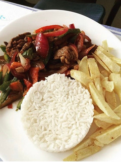 Una foto de Lomo saltado Peruano