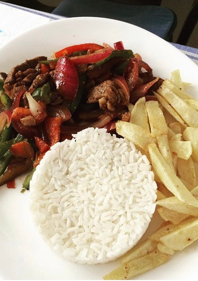 Una foto de Lomo saltado Peruano