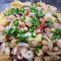 A picture of Aloo chany ki khatti meethi chaat.