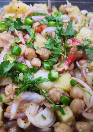 A picture of Aloo chany ki khatti meethi chaat.