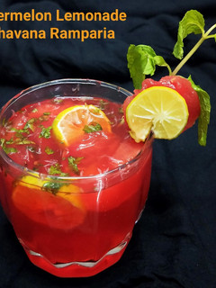 વોટર મેલોન લેમનેડ(Water melon Lemonade Recipe In Gujarati) રેસીપી મુખ્ય ફોટો
