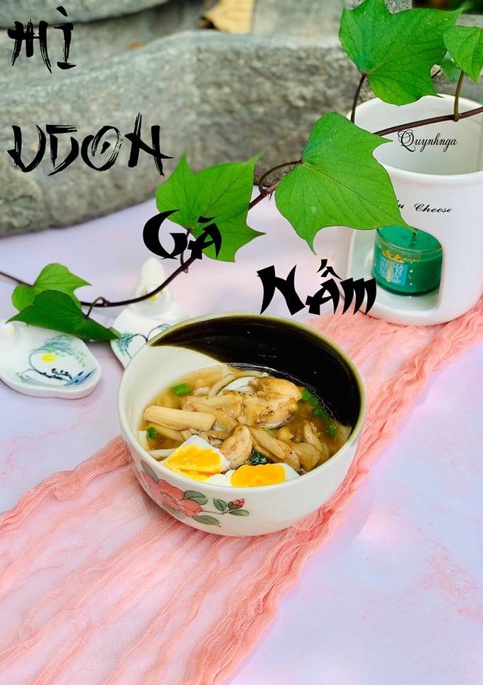 Hình của món Mì udon gà nấm.