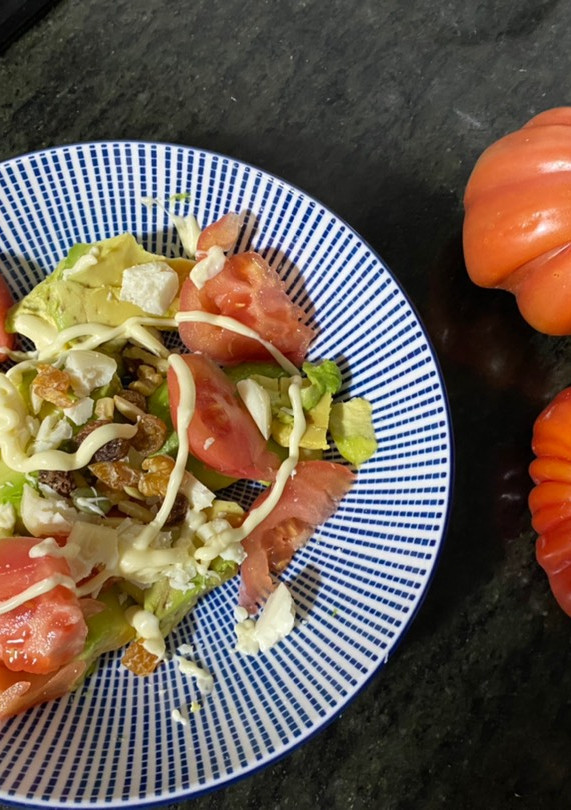 Una foto de Ensalada de tomate Raf 🍅 y aguacate 🥑