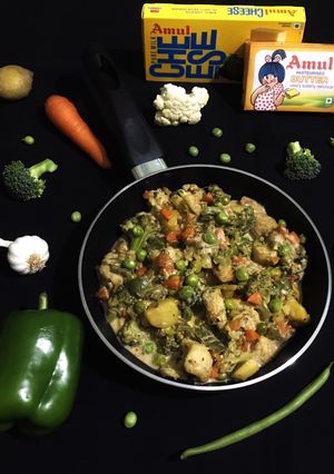 A picture of Mix Veg in White Sauce.
