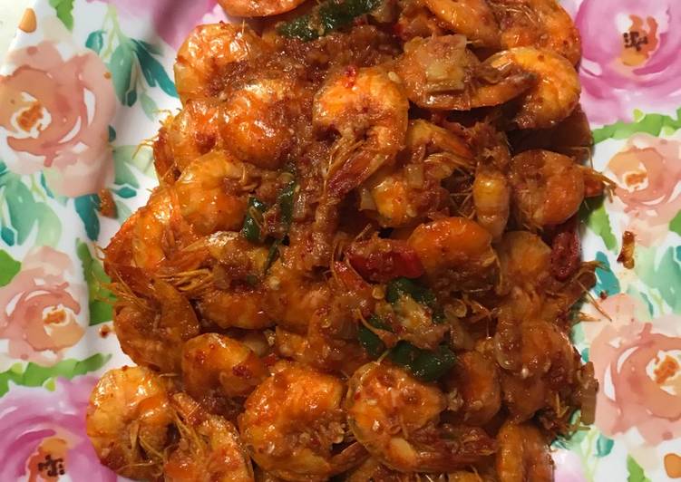 Bagaimana Menyiapkan Udang Balado yang Menggugah Selera