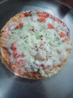 વેજ ચીઝ પીઝા(Veg cheese pizza recipe in gujarati) રેસીપી મુખ્ય ફોટો