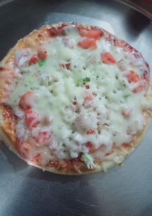 વેજ ચીઝ પીઝા(Veg cheese pizza recipe in gujarati) રેસીપી મુખ્ય ફોટો