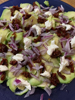 Una foto de Carpaccio de calabacín con láminas de aguacate