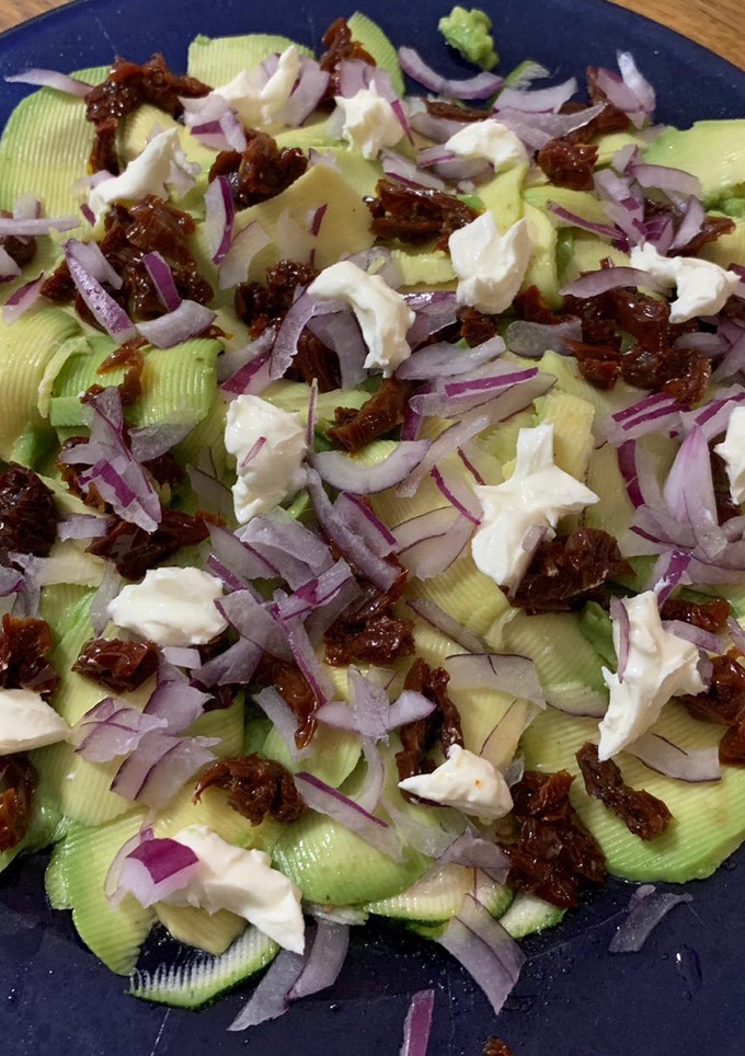 Una foto de Carpaccio de calabacín con láminas de aguacate