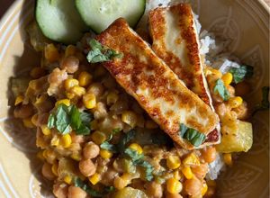 Una foto de Curry de Coco con Garbanzos y Halloumi 🌽🥥