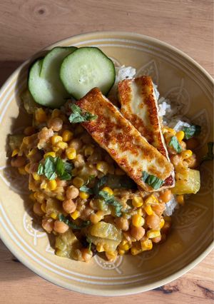 Una foto de Curry de Coco con Garbanzos y Halloumi 🌽🥥