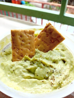 Una foto de Dip de atún y aguacate