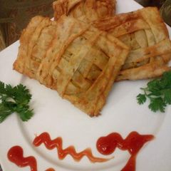 A picture of Criss Cross samosa boxes.