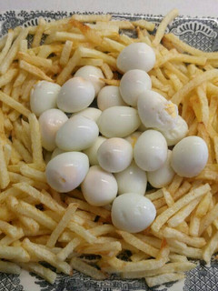 Una foto de Nido de huevitos de codorniz y patatas paja