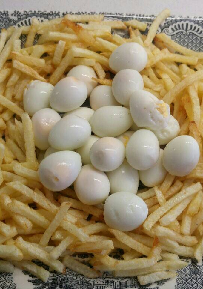 Una foto de Nido de huevitos de codorniz y patatas paja