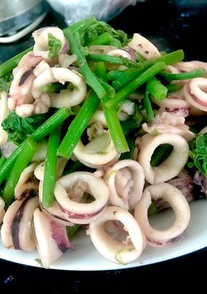 Hình của món Mực Ống 🦑 Xào Ngọn Su Su.