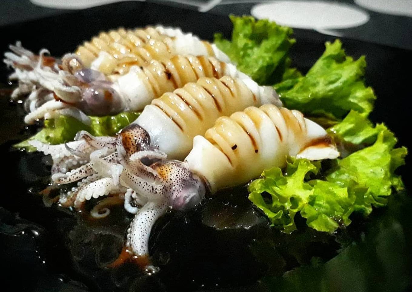 Sprinkle the squid with black pepper sauce
