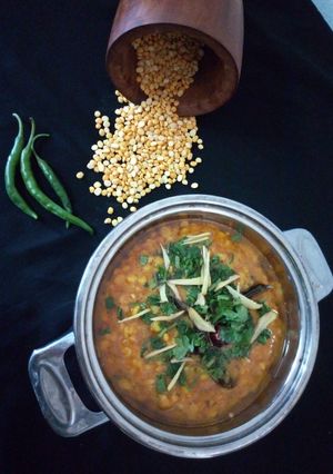 A picture of Dhada style chaana daal.