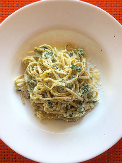 Una foto de Pasta con acelgas a la crema y parmesano