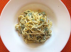 Una foto de Pasta con acelgas a la crema y parmesano
