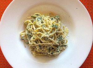Una foto de Pasta con acelgas a la crema y parmesano